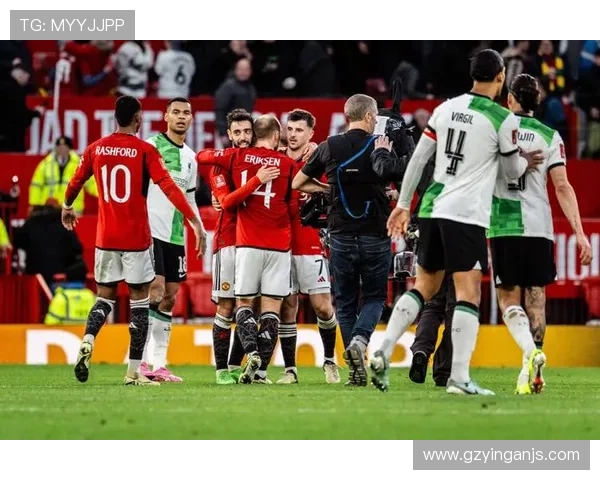 曼联对阵强敌全场激战展现红魔精神球迷热情助威点燃赛场氛围